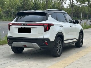 2023 Kia Seltos I Рестайлинг, белый, 1925000 рублей, вид 4