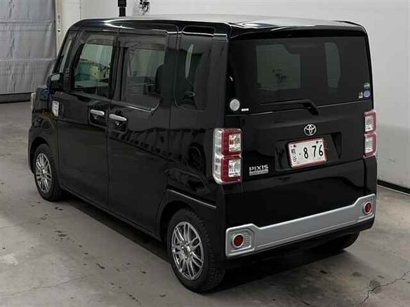 2015 Toyota Pixis Mega, чёрный, 600000 рублей - вид 4