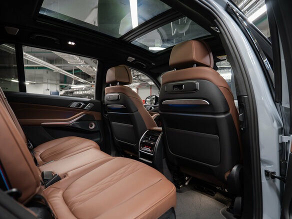 2026 BMW X7 40d I (G07) Рестайлинг, серый, 17450000 рублей - вид 2