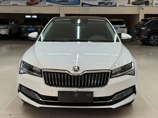 2023 Skoda Superb III Рестайлинг, белый, 1575000 рублей, вид 3