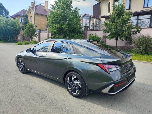 2023 Hyundai Elantra VII (CN7) Рестайлинг, зелёный, 1700000 рублей - вид 2