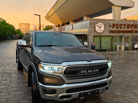 2022 Ram 1500 Crew Cab V, серый, 7600000 рублей, вид 1