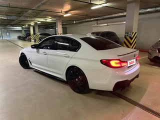 2019 BMW 5 серии 530i xDrive VII (G30/G31/G38), белый, 4070000 рублей, вид 3