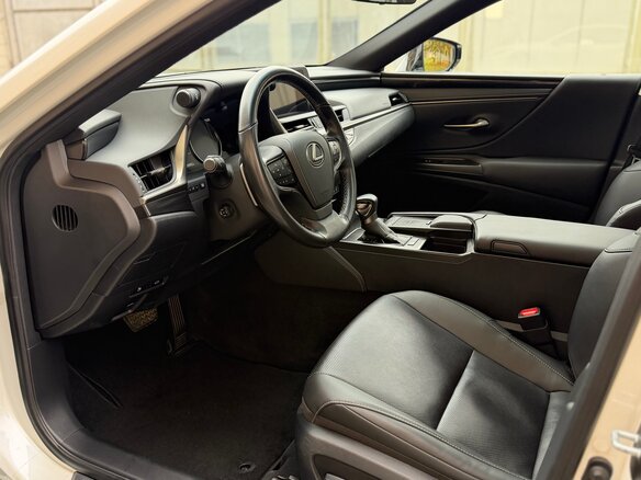 2020 Lexus ES 250 VII, белый, 4450000 рублей - вид 6