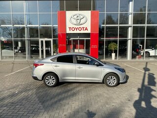 2021 Hyundai Solaris II Рестайлинг, серый, 1700000 рублей, вид 4