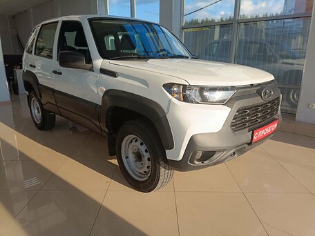 2024 Lada (ВАЗ) Niva Travel I, белый, 1010000 рублей, вид 2