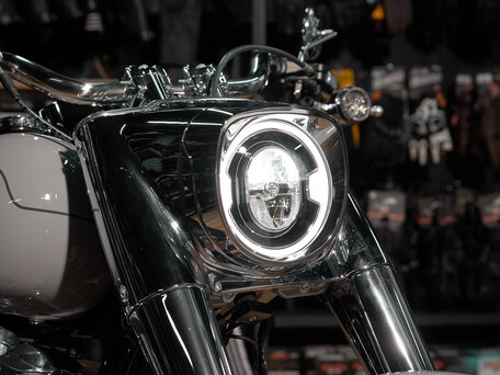 2025 Harley-Davidson Fat Boy, серый, 3300000 рублей, вид 4