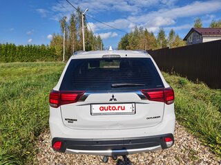 2017 Mitsubishi Outlander III Рестайлинг 2, белый, 1850000 рублей, вид 4