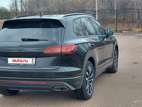 2019 Volkswagen Touareg III, чёрный, 4850000 рублей, вид 4