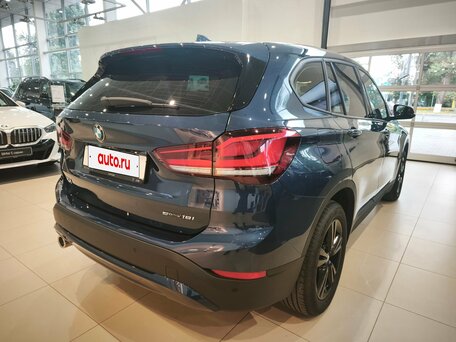 2022 BMW X1 18i sDrive II (F48) Рестайлинг, синий, 3050000 рублей, вид 3