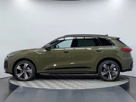2026 Audi Q5 40 TFSI III (GU), зелёный, 6900000 рублей, вид 3