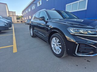 2025 Volkswagen Touareg III Рестайлинг, чёрный, 7585000 рублей, вид 2