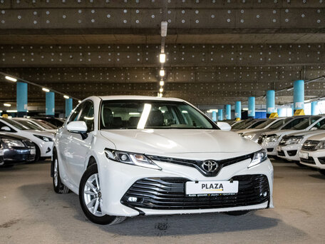 2021 Toyota Camry VIII (XV70), белый, 2650000 рублей, вид 2