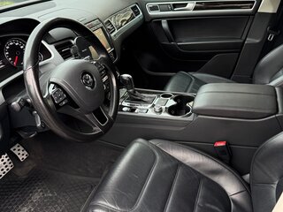 2017 Volkswagen Touareg II Рестайлинг, серебристый, 3550000 рублей, вид 5