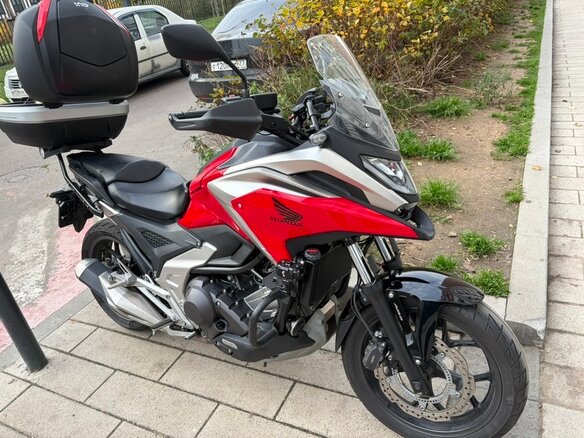 2021 Honda NC 750X, красный, 888888 рублей