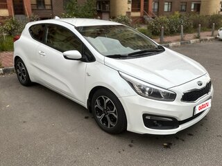 2017 Kia Ceed II Рестайлинг, белый, 1200000 рублей, вид 1