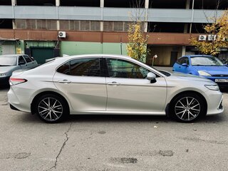 2021 Toyota Camry VIII (XV70) Рестайлинг, серый, 3100000 рублей, вид 3