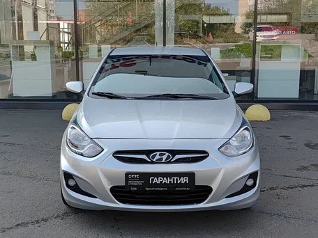 2013 Hyundai Solaris I, серебристый, 650000 рублей, вид 2