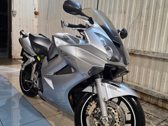 2006 Honda VFR 800, серебристый, 420000 рублей