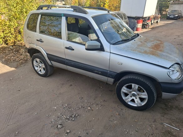 2004 Chevrolet Niva I, серебристый - вид 1