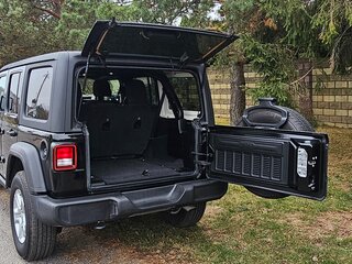 2022 Jeep Wrangler IV (JL), чёрный, 3360247 рублей, вид 4