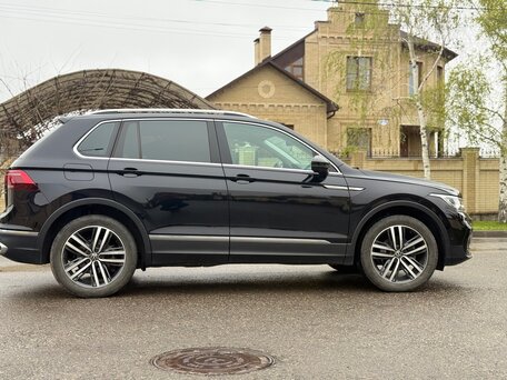 2021 Volkswagen Tiguan II Рестайлинг, чёрный, 3500000 рублей, вид 3