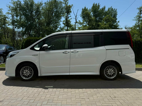 2016 Toyota Noah III (R80), белый, 1695000 рублей - вид 1