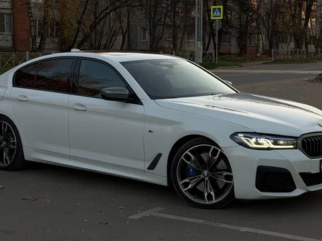 2021 BMW 5 серии M550i xDrive VII (G30/G31/G38) Рестайлинг, белый, 5500000 рублей, вид 1