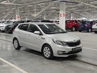2015 Kia Rio III Рестайлинг, серебристый, 780000 рублей, вид 3