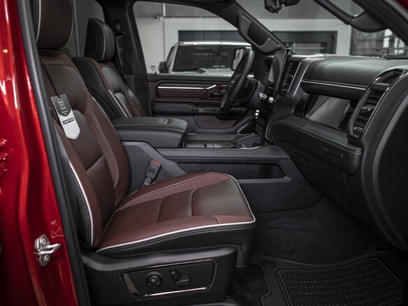 2026 Ram 1500 Crew Cab V Рестайлинг, красный - вид 23