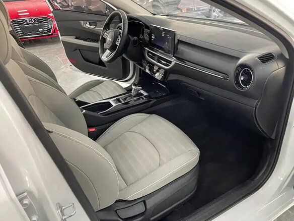 2023 Kia K3 II (China Market) Рестайлинг, белый - вид 7