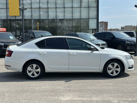 2018 Skoda Octavia III (A7) Рестайлинг, белый, 1410000 рублей, вид 4