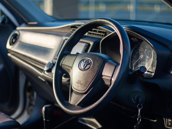 2016 Toyota Corolla Axio XI (E160, E170, E180) Рестайлинг 1, белый, 925000 рублей - вид 9