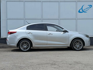 2018 Kia Rio IV, серебристый, 1170000 рублей, вид 4