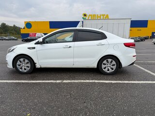 2016 Kia Rio III Рестайлинг, белый, 440000 рублей, вид 4