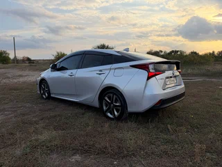 2019 Toyota Prius IV Рестайлинг (XW50), серебристый, 1915000 рублей, вид 3