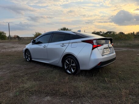 2019 Toyota Prius IV Рестайлинг (XW50), серебристый, 1915000 рублей, вид 3