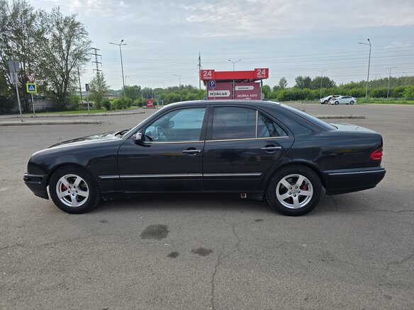 1999 Mercedes-Benz E-Класс 320 II (W210, S210) Рестайлинг, чёрный, 600000 рублей - вид 4