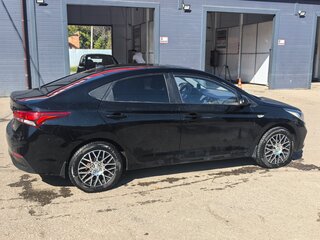 2018 Hyundai Solaris II, чёрный, 950000 рублей, вид 2
