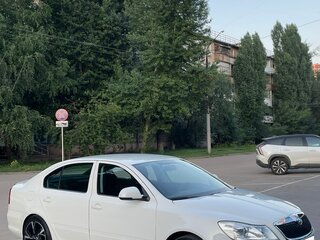 2010 Skoda Octavia II (A5) Рестайлинг, белый, 700000 рублей, вид 2