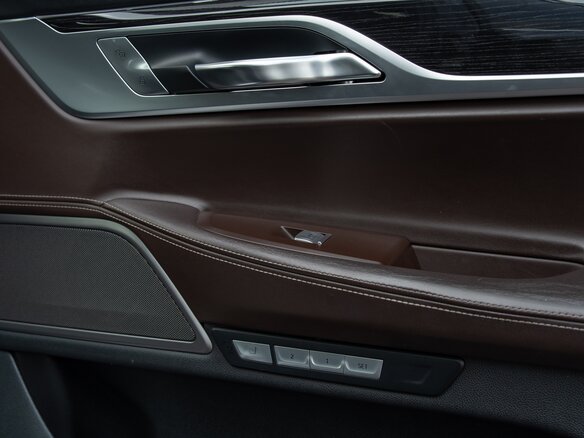 2015 BMW 7 серии 730d xDrive VI (G11/G12), чёрный, 2700000 рублей - вид 16