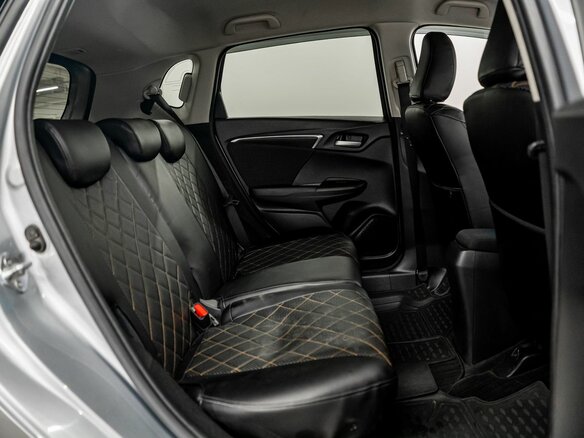 2018 Honda Fit III Рестайлинг, серебристый, 1075000 рублей - вид 5