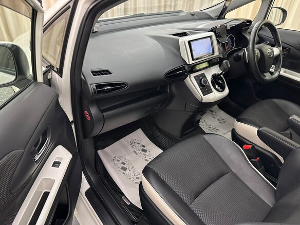 2012 Toyota Wish II, белый, 1669000 рублей - вид 12