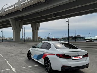2020 BMW 5 серии 540i xDrive VII (G30/G31/G38) Рестайлинг, белый, 7500000 рублей, вид 4