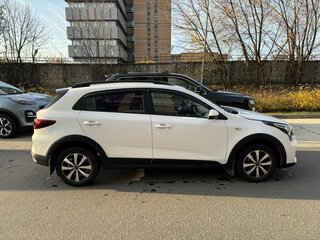 2021 Kia Rio X IV Рестайлинг, белый, 1650000 рублей, вид 3