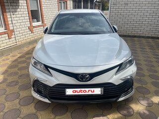 2021 Toyota Camry VIII (XV70) Рестайлинг, белый, 3350000 рублей, вид 4