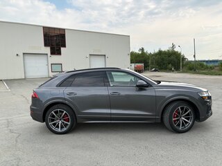 2021 Audi Q8 55 TFSI I (4M), серый, 5800000 рублей, вид 2