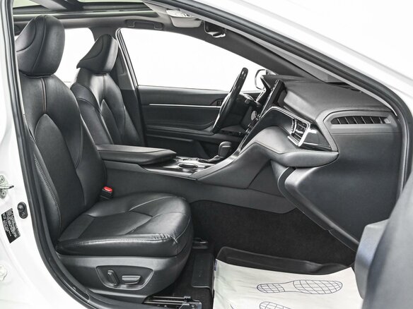 2022 Toyota Camry VIII (XV70) Рестайлинг, белый, 3075000 рублей - вид 7