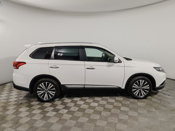2019 Mitsubishi Outlander III Рестайлинг 3, белый - вид 3