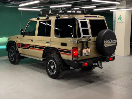 2022 Toyota Land Cruiser 76 70 Series Рестайлинг 1, бежевый, 8900000 рублей, вид 5
